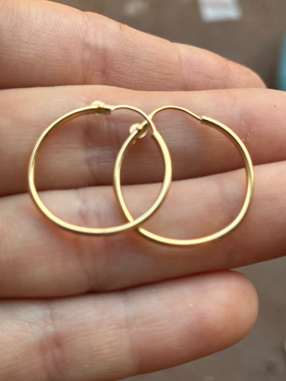 Vintage solid 14k yellow gold hoop earrings - Picture 7 of 10